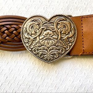 Gorgeous Kensie leather belt with heart buckle! ❤️